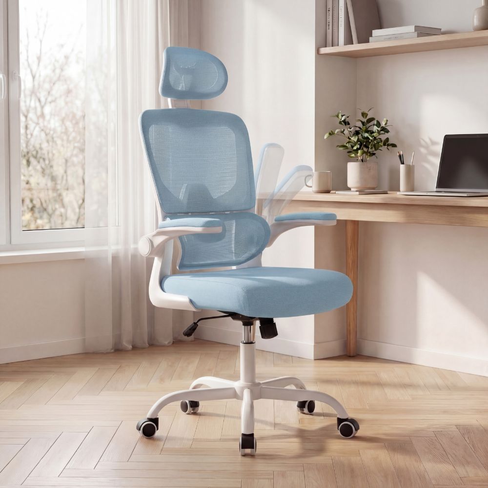 Chaise de bureau ergonomique bleu pastel avec accoudoirs pliables à 90 degrés, glissée sous un bureau en bois.