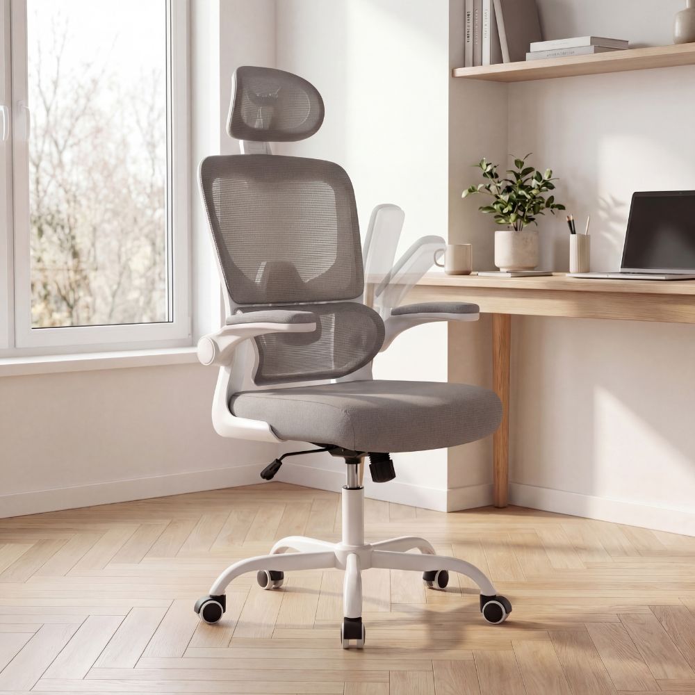 Chaise de bureau ergonomique grise avec accoudoirs escamotables relevés, idéale pour un gain de place au télétravail.