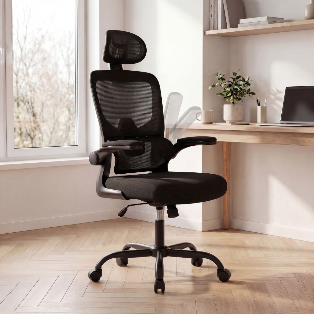 Fauteuil de bureau ergonomique noir au design épuré, avec soutien lombaire et accoudoirs relevables.