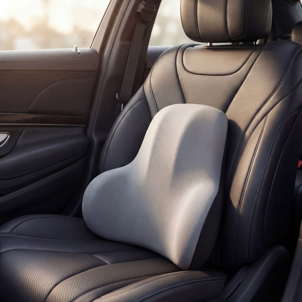 Coussin lombaire ergonomique Dorsivia installé sur un siège de voiture en cuir pour prévenir la fatigue au volant et assurer un confort premium.